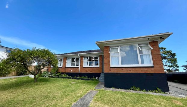 Ideal Family Living with Versatile Options! - Photo 1