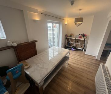 4 bedroom end of terrace house to rent - Photo 3