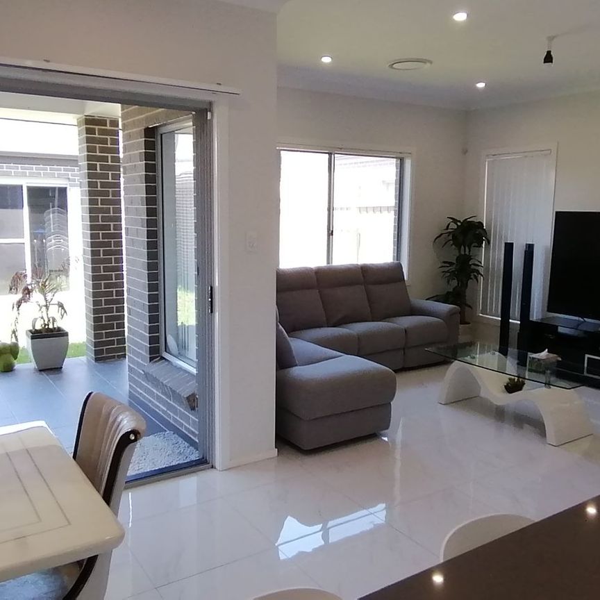 Immaculate Five Bedroom Quality Family Home - Close to all Amenities - Photo 1