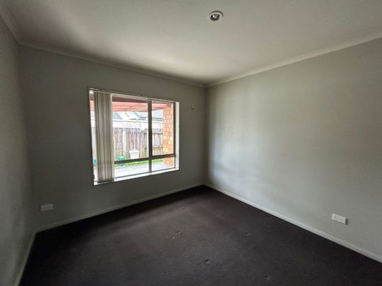 Spacious Home with Two Lounges and Five Bedrooms - Papamoa - Photo 1