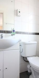 Kingsbridge Crescent, Southall - Photo 4