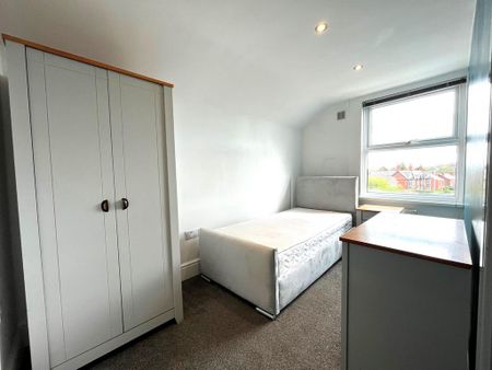 1 bedroom in a house share to rent - Photo 2