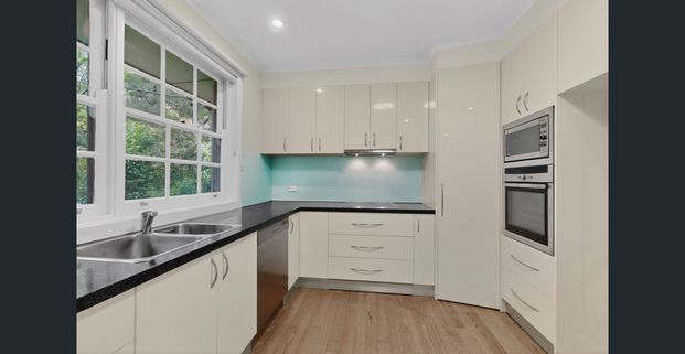 Light-Filled Villa with House-Like Proportions in a Prestigious Canterbury Locale - Photo 1