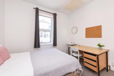 4 bedroom end of terrace house to rent - Photo 4