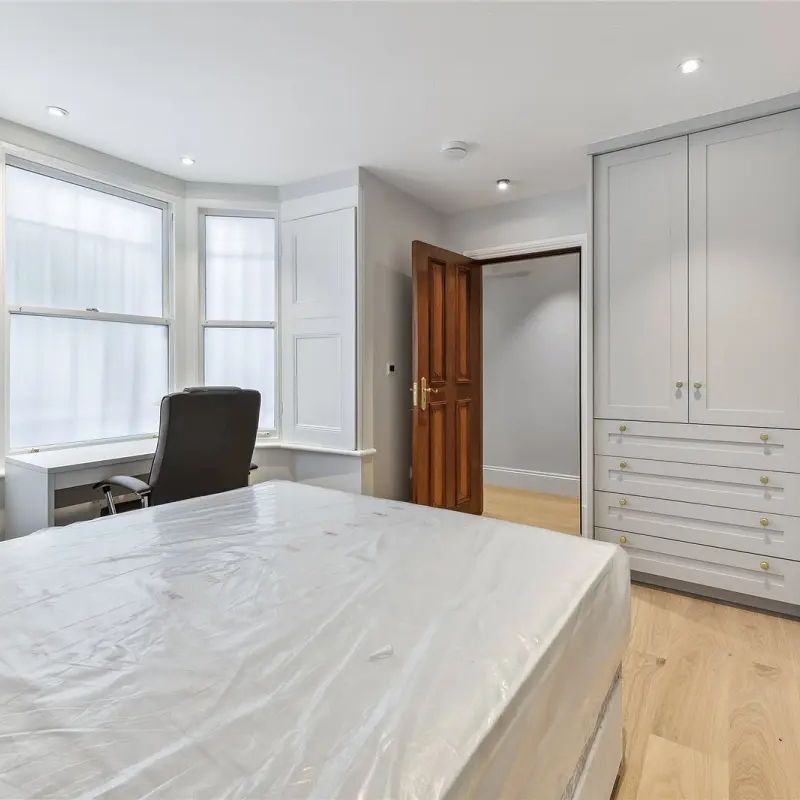 3 bedroom flat in London - Photo 2