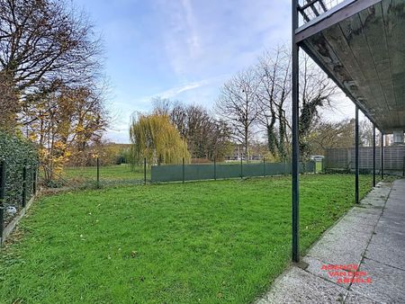 Gelijkvloers appartement met 2 slaapkamers, ruime garage en tuin - Photo 2