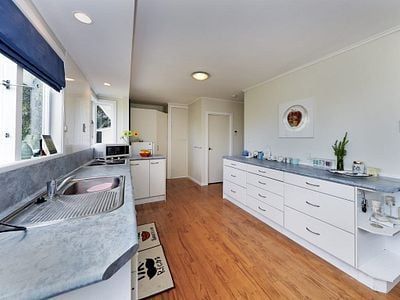 Charming 3BR Home with Garden Oasis - Bills Inc. - Photo 5