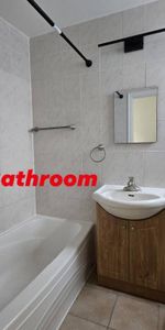 Beautiful Renovated 5½ in de la peltrie – Near Metro Plamondon, Vanhorn Parc, Public Swimming pool, IGA, Montreal Bank, Hospital, School, Asian Store - Photo 3