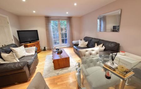 3 Bed Flat, Princess Park Manor, N11 - Photo 2