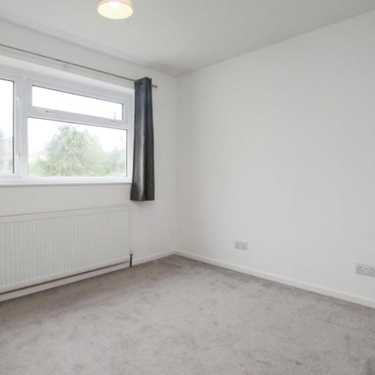 Spacious two-bedroom house close to local amenities and major bus routes, as well as Southmead Hospital. - Photo 1