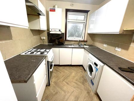 two bedroom first floor flat close to seven king station - £1900 - Photo 4
