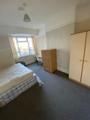 1 bedroom in a house share to rent - Photo 2