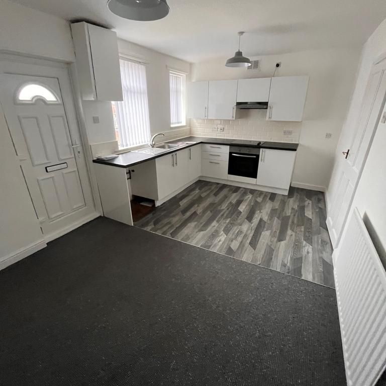 2 bedroom end of terrace house to rent - Photo 1