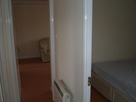 3 bedroom flat to rent - Photo 3