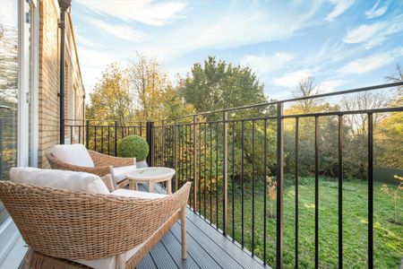 A modern apartment with private balcony in a sought-after Wimbledon location. - Photo 3