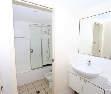 Two bedroom apartment in the heart of Toowong - Photo 5