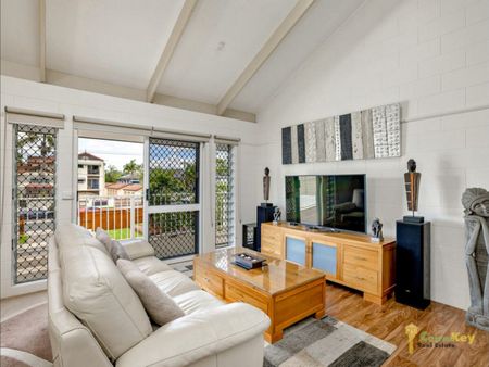 Beautifully Maintained Upstairs Unit In Outstanding Location!! - Photo 3