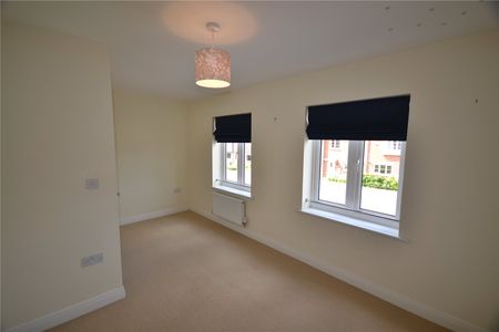 4 bedroom House in Sparrowhawk Way, Bracknell - Photo 3