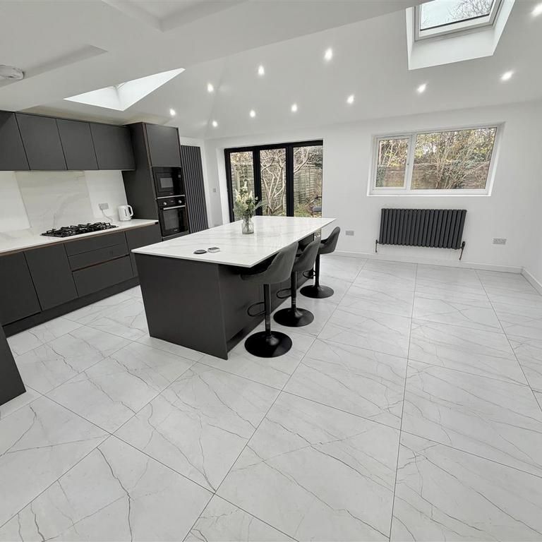 4 bedroom detached house to rent - Photo 1