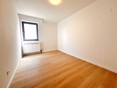 Gerenoveerd 2-slaapkamer appartement met terrasje op een toplocatie nabij de Markt van Maaseik. - Foto 4