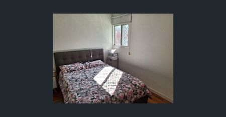 4-bedroom home with a big backyard! - Photo 3