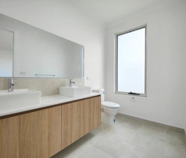 “Near New Modern Townhouse in Point Cook” - Photo 3