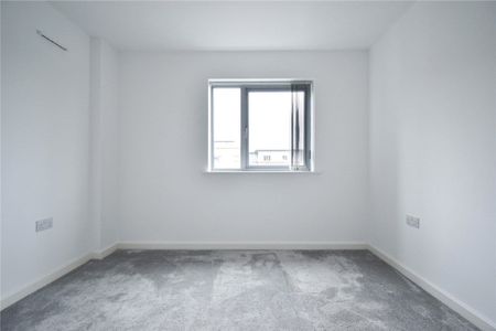 Well presented 2 bedroom third floor apartment for rent in Cambridge at this prestigious development. Under floor gas heating. Allocated parking. Unfurnished. - Photo 3