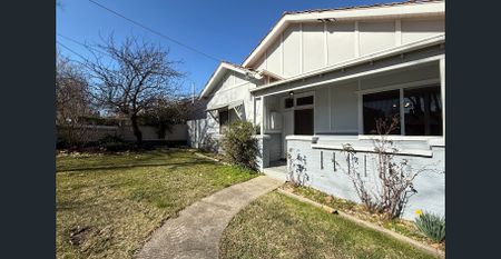 Spacious Three-Bedroom Gem in the Heart of Kew - Photo 2