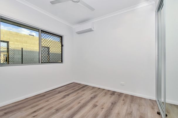 IMMACULATE MODERN HOME IN ONE OF ZUCCOLI'S MOST DESIRABLE POCKETS! - Photo 1