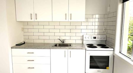 3 Bedrooms with 1 Bathroom - Photo 2