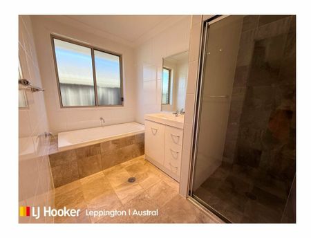 SLEEK & SPACIOUS MODERN HOME - Photo 4