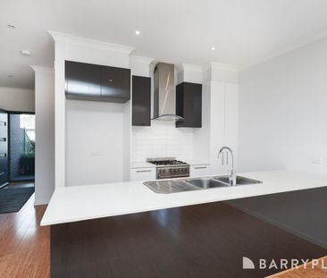 This contemporary townhouse delivers a stylish, low-maintenance lif... - Photo 4