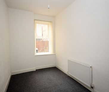 2 bed flat to rent in Brinkburn Avenue, Gateshead, NE8 - Photo 2