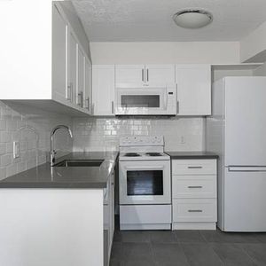 Oct 25- Nov 1❤ Unfurnished 1 bdr Apartment w/ balcony @Bloor and Yonge - Photo 2