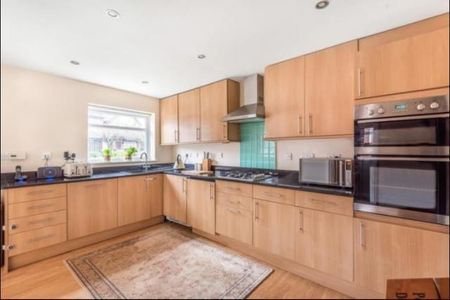 4 bedroom end of terrace house to rent - Photo 4