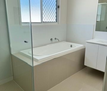 96 Rogers Street, Beachmere QLD 4510 - House For Rent - $750 | Domain - Photo 2