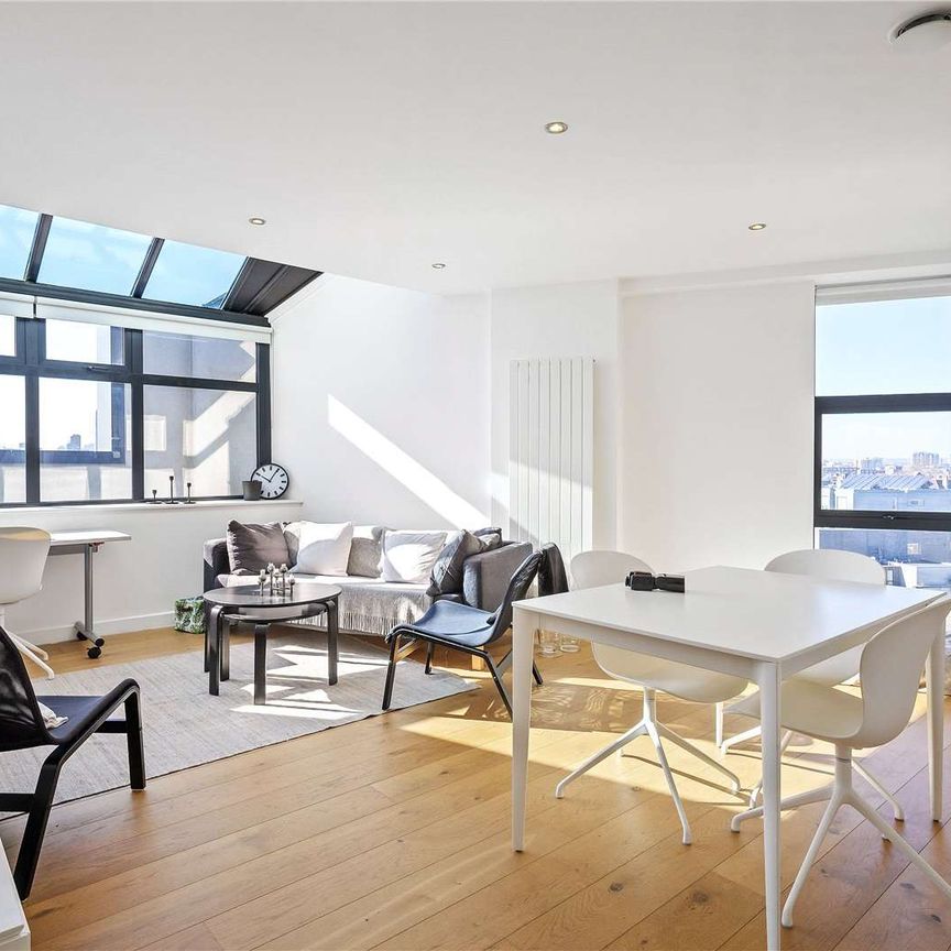 Exceptionally bright two bedroom sub-penthouse apartment. - Photo 1