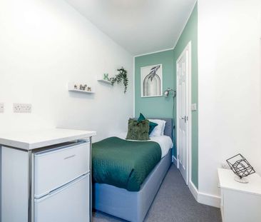 🏡 Welcome to Jodrell Street – Where Comfort Meets Convenience - Photo 1