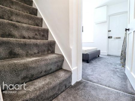 1 bedroom in a house share to rent - Photo 2