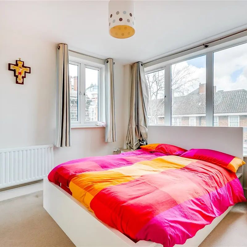 2 bedroom flat in London - Photo 1