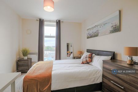 3 bedroom flat to rent - Photo 3