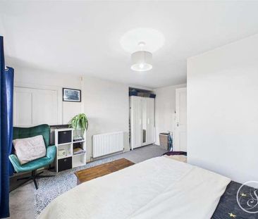 The Square, Harewood, Leeds, LS17 - Photo 3