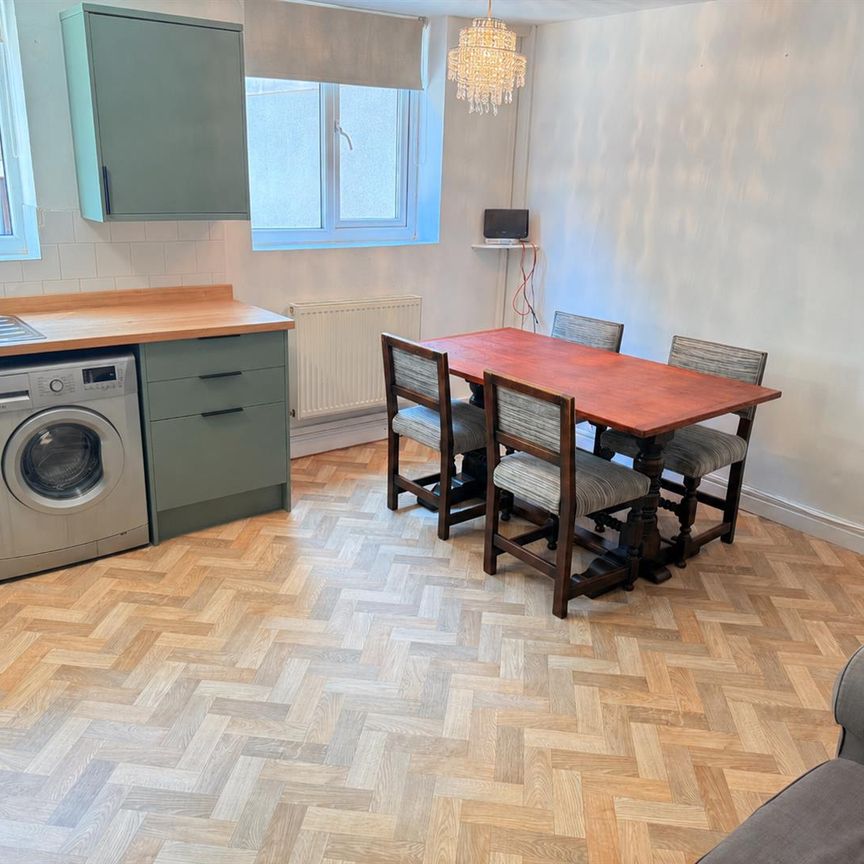 Flat C 364 High Street - Photo 1