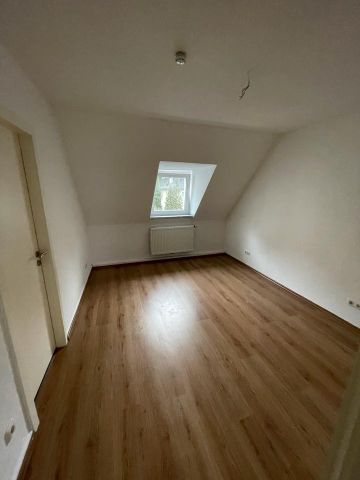 2-Zimmer-Wohnung in der Stadtmitte mit Küche und Badmöbeln - Photo 2