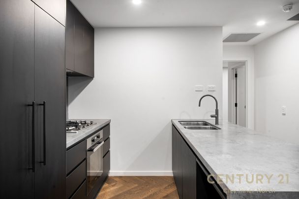 Stunning, High Quality, Executve, 1 Br, 2 Bthrm with Balcony. Wow! - Photo 1