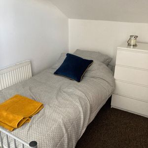 Room in a Shared House, Walmersley Road, BL9 - Photo 2