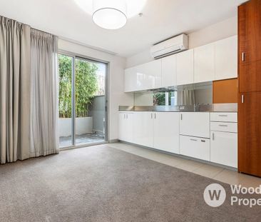 Stylish Sun-Filled Apartment Opposite Albert Park – Private Courtya... - Photo 1