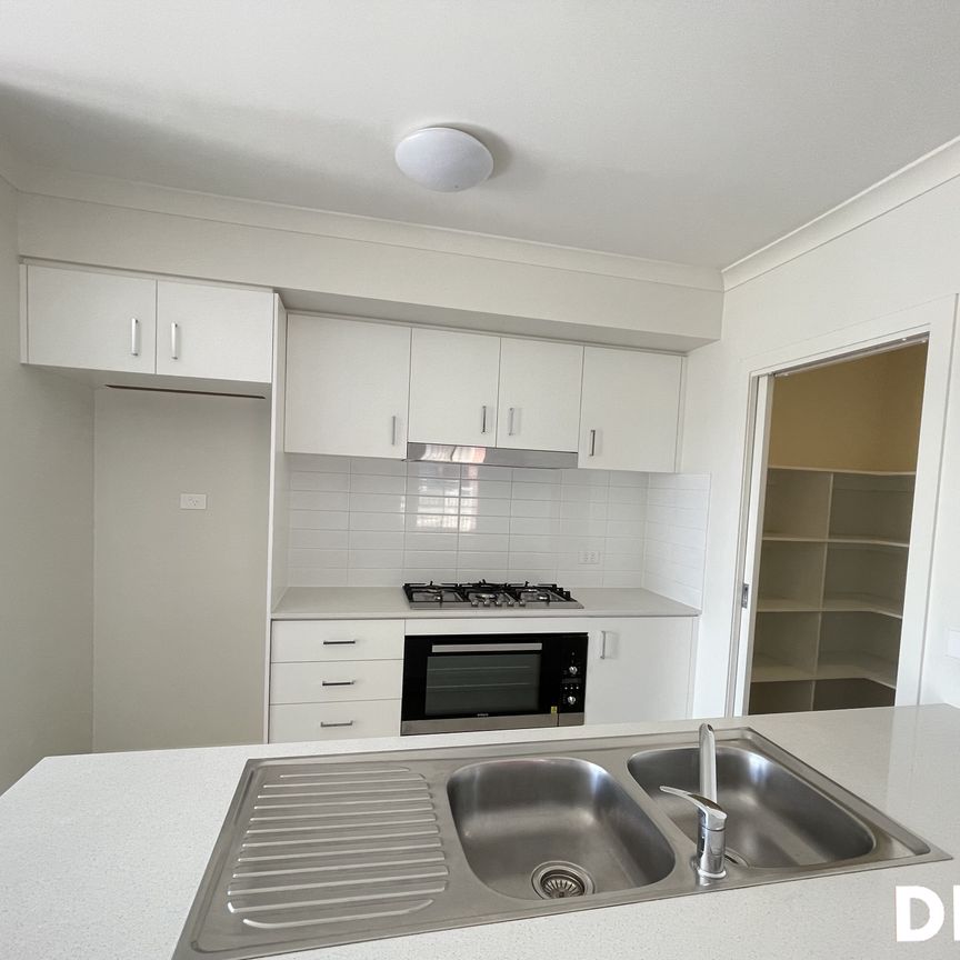 4 Bedrooms 2 Baths and 2 Garage space Family Home in Point Cook - Photo 1