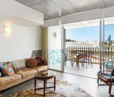 Iconic Woolstore with Iconic Views - Photo 1