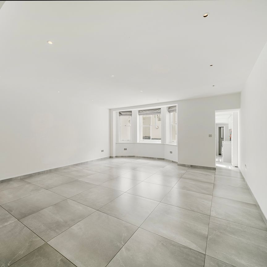 A light-filled five-storey townhouse with a roof terrace - Photo 1